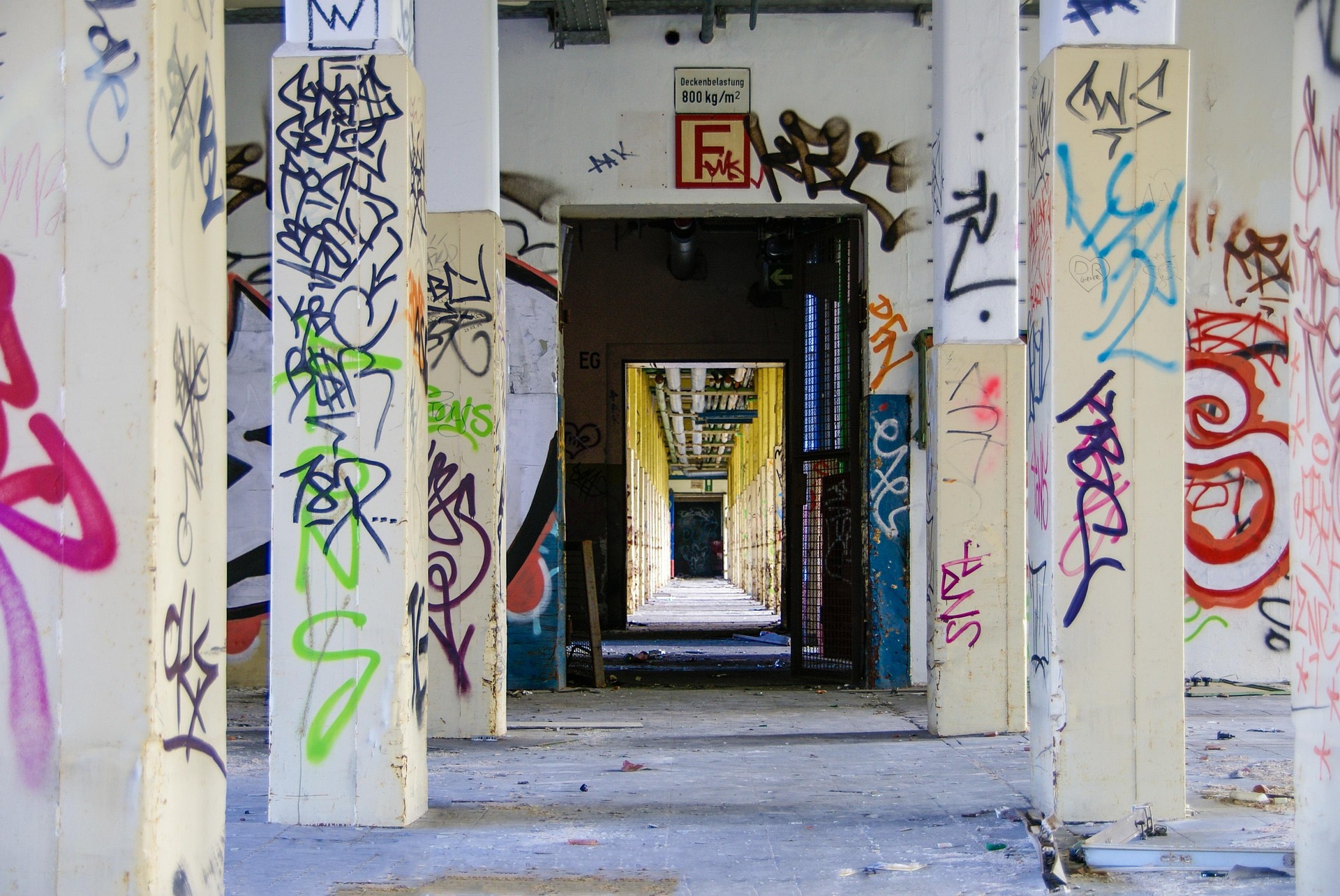 Verlassene Fassade bei Nacht